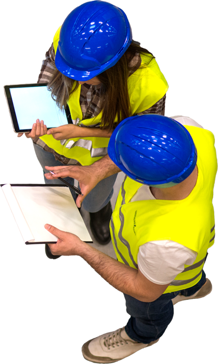 Equipo de trabajadores de la obra consultando Globalgest en su tablet