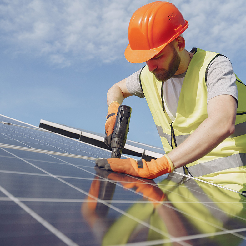 Trabajador instalando una placa solar